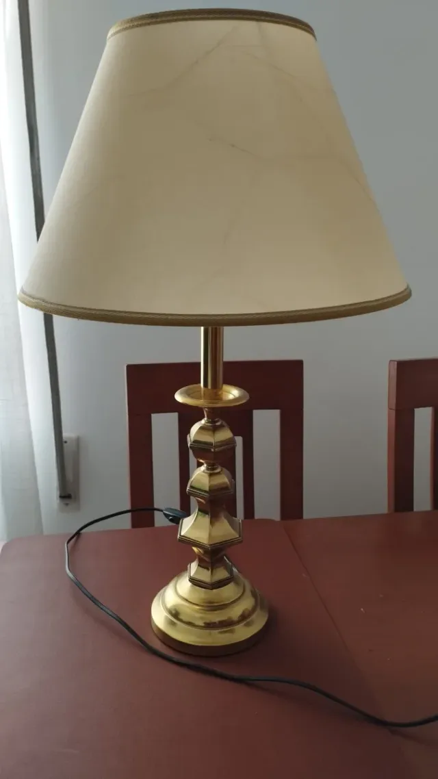 Lámpara de mesa dorada y beige.  64 alto 34 diamet