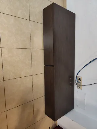 Mueble bajo de madera marrón