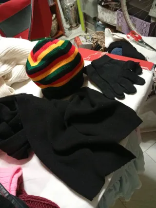 Gorro, bufanda y guantes multicolor