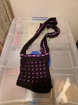 Bolso de punto negro y morado