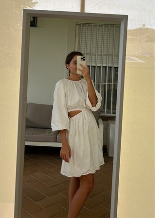 Vestido blanco corto con aberturas