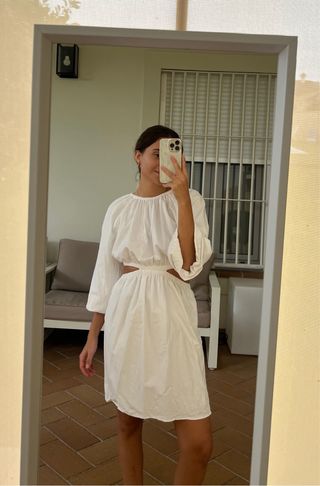 Vestido blanco corto con aberturas
