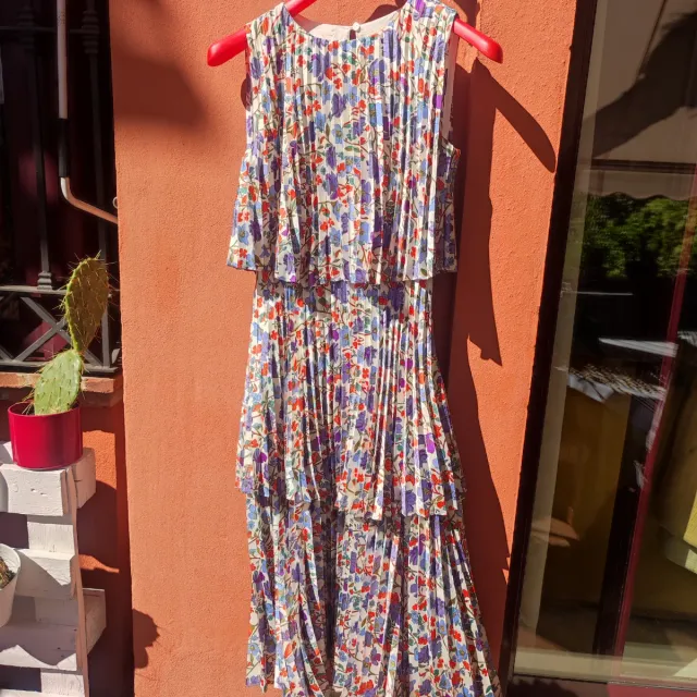Vestido elegante estampado floral, con tablas.