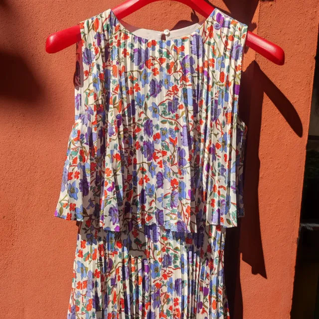 Vestido elegante estampado floral, con tablas.