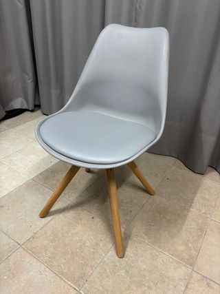 Silla Polipropileno y Madera Gris.
