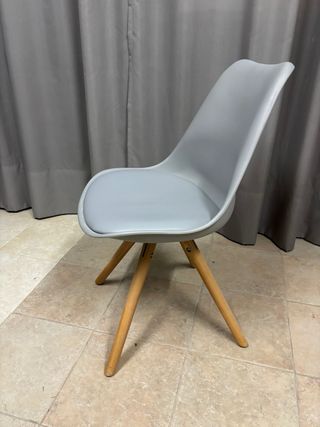 Silla Polipropileno y Madera Gris.
