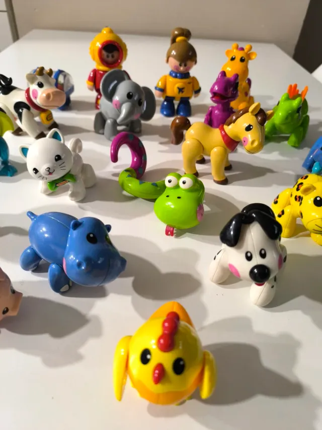 Lote grande de figuras TOLO