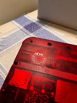 Nintendo 2DS rosso trasparente