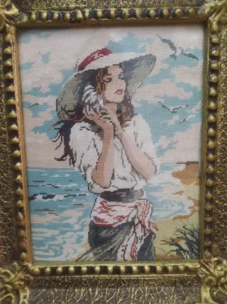 Cuadro Gobelin Mujer Playa Marco Dorado