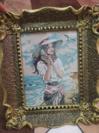 Cuadro Gobelin Mujer Playa Marco Dorado