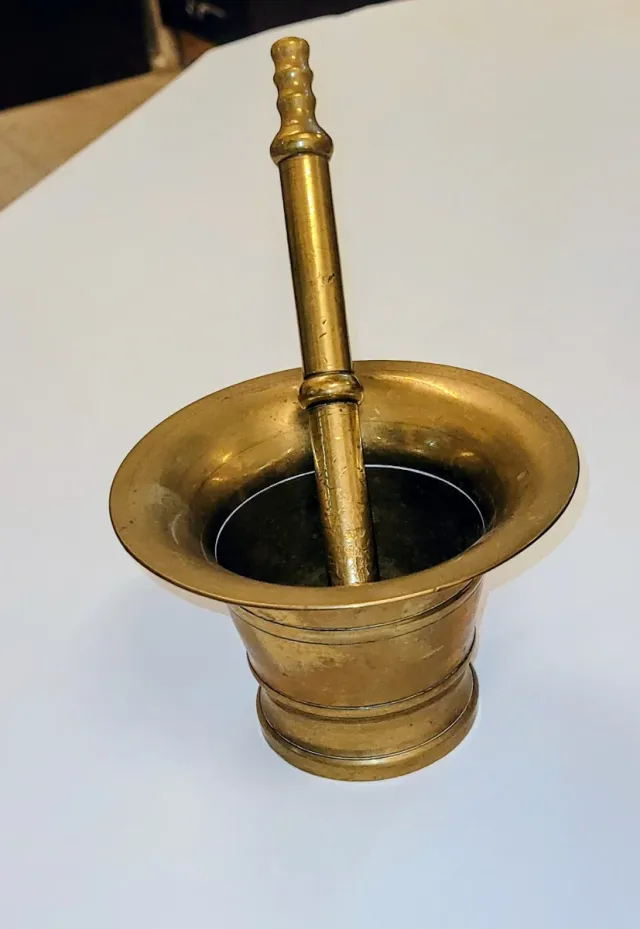 Mortero de latón con mano