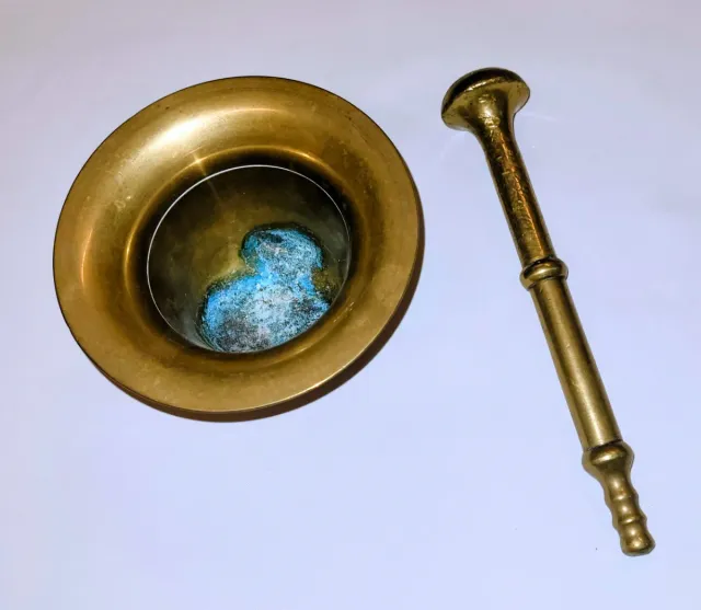Mortero de latón con mano