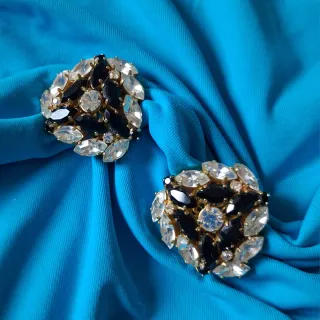 Orecchini clip con pietre nere e zirconi bianchi