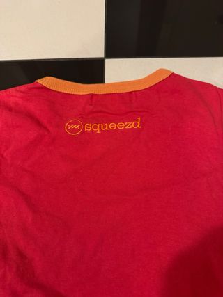 Maglietta Squeezd rossa con stampa sci