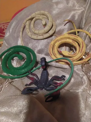 Set animali in gomma: serpenti e scorpione