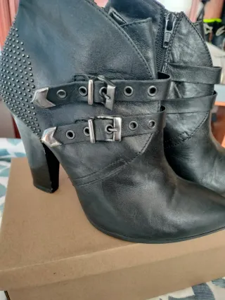 Botines de piel negros con tachuelas
