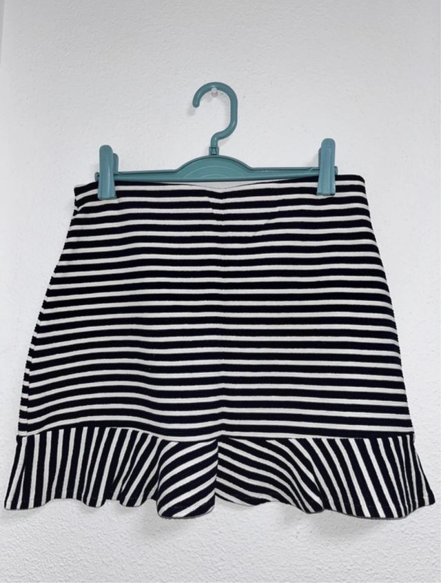 Falda a rayas blanca y negra con volantes