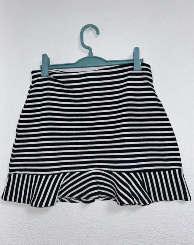 Falda a rayas blanca y negra con volantes