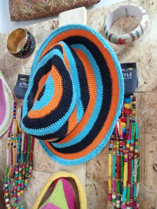 Cappelli in tessuto multicolore