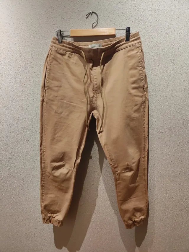 Pantalón cargo beige de hombre