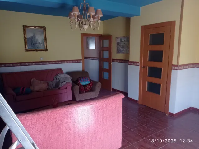 Casa adosada con patio , cochera , almacen