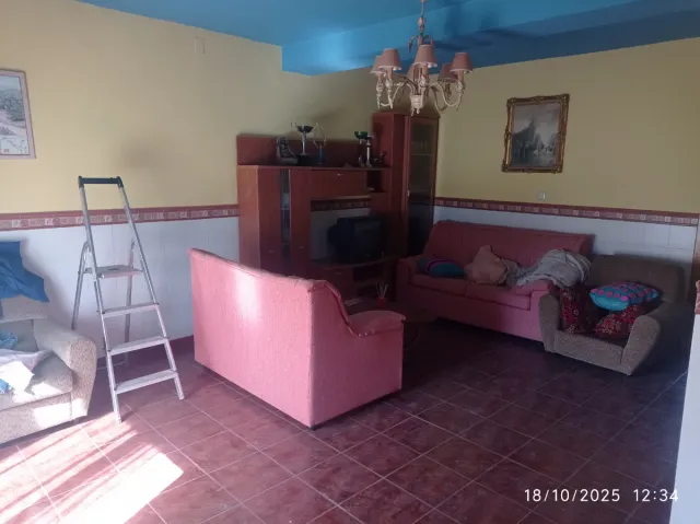 Casa adosada con patio , cochera , almacen