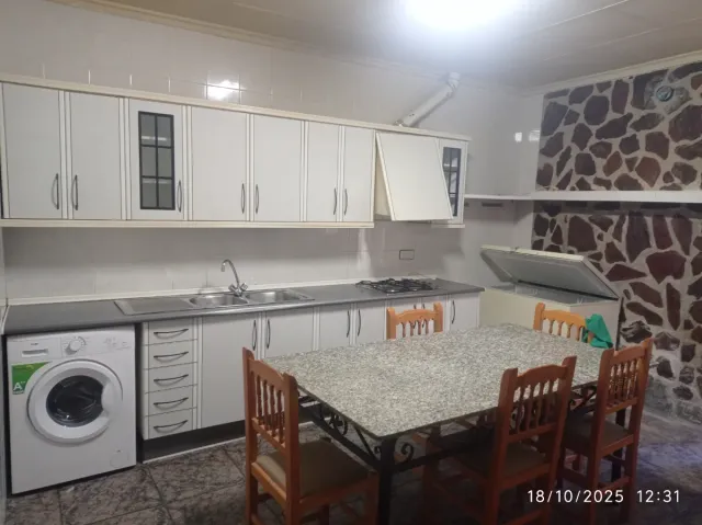 Casa adosada con patio , cochera , almacen