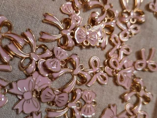 Lote 10 dijes lazos esmaltados rosa y oro