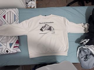 Sudadera blanca con estampado de montaña