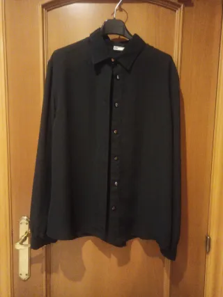 Camisa negra con botones multicolor