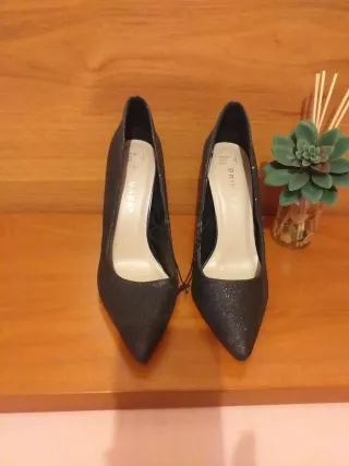 Zapatos de tacón Primark negros brillantes talla38