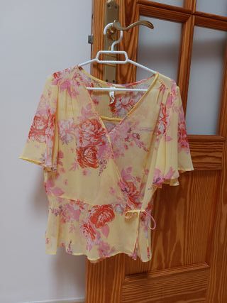 Blusa Mango floral amarilla y rosa