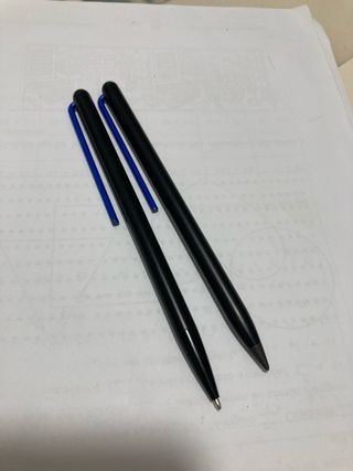 Lápiz infinito y bolígrafo negro