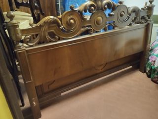 Letto matrimoniale in noce intagliato