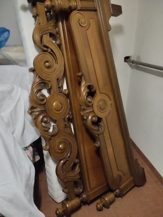 Letto matrimoniale in noce intagliato