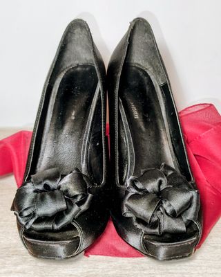 Zapatos de fiesta negros con lazo