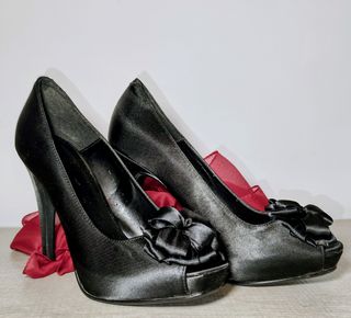 Zapatos de fiesta negros con lazo