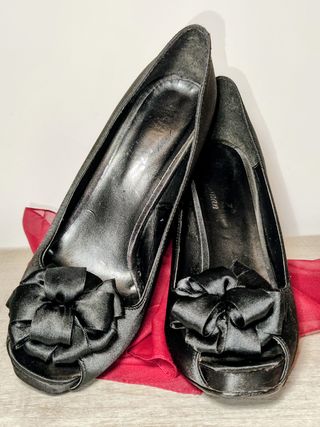 Zapatos de fiesta negros con lazo