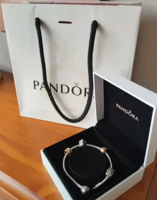 Pulsera Pandora con charms y clips