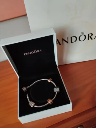 Pulsera Pandora con charms y clips