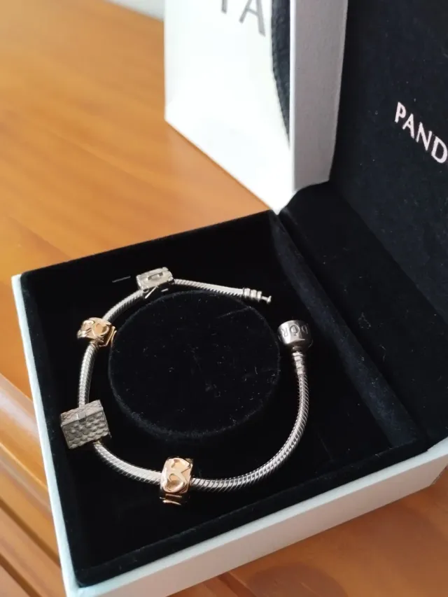 Pulsera Pandora con charms y clips