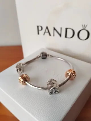 Pulsera Pandora con charms y clips