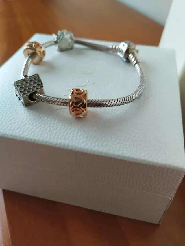 Pulsera Pandora con charms y clips