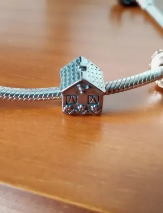 Pulsera Pandora con charms y clips