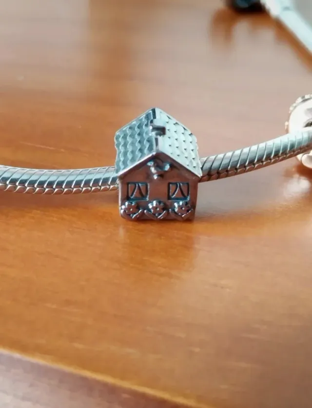 Pulsera Pandora con charms y clips