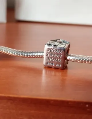 Pulsera Pandora con charms y clips