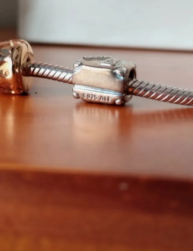 Pulsera Pandora con charms y clips