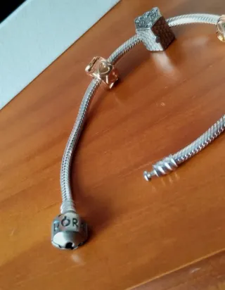 Pulsera Pandora con charms y clips