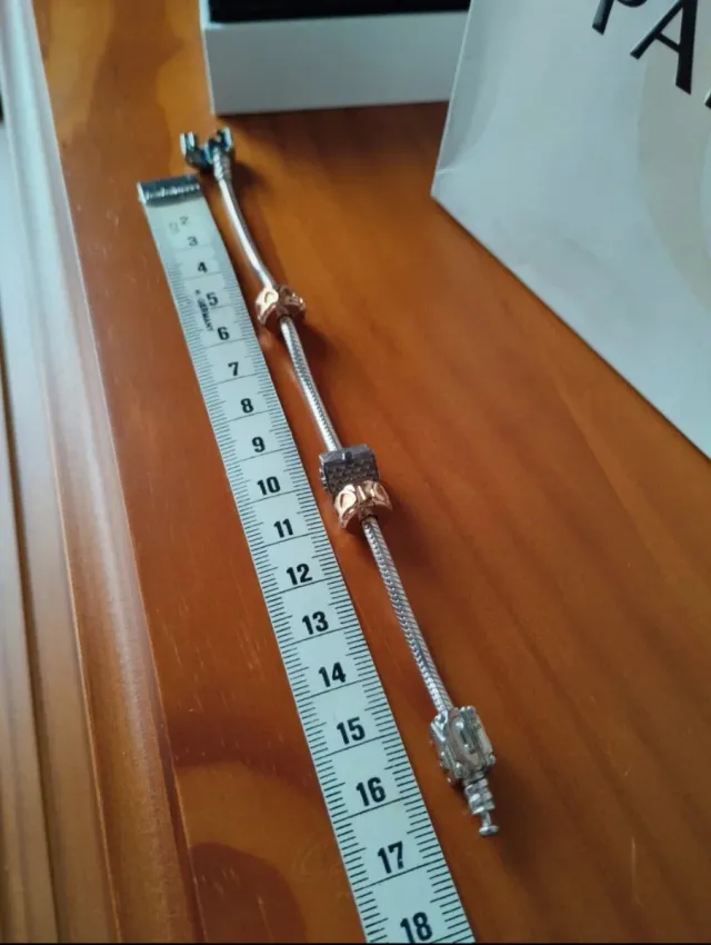 Pulsera Pandora con charms y clips