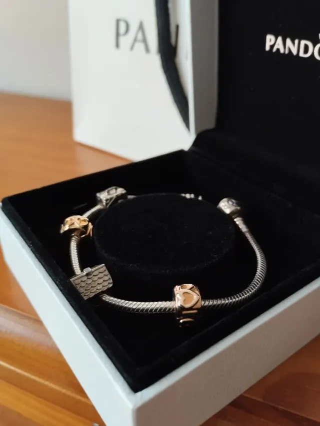 Pulsera Pandora con charms y clips